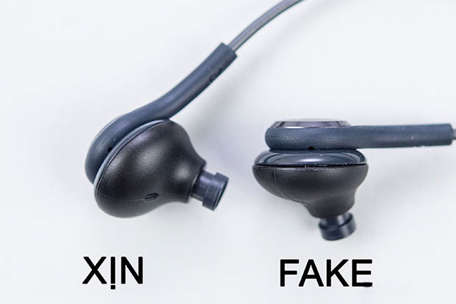 Hướng dẫn 7 cách phân biệt tai nghe AKG S10, S10e, S10 Plus chính hãng Với 7 dấu hiệu sau đây AD hi vọng bạn có thể phân biệt và đánh giá được tai nghe AKG S10 thật giả, tránh mua phải tai nghe AKG Fake 1. Cách đóng gói tai nghe AKG Galaxy S10 chính hãng Tai nghe AKG S10 chính hãng được đóng gói bằng hộp giấy cao cấp đẹp còn ngược lại đối với tai nghe AKG Fake thì chỉ được bọc trong túi nilon đơn giản. Mọi thông tin mã check hay mode trên bao bì tai nghe AKG chính hãng S10 rõ ràng còn tai nghe Akg nhái thì không so sánh tai nghe AKG S10 VỚI TAI NGHE AKG S9 CHÍNH HÃNG 2. Chiều dài dây tai nghe Samsung AKG chính hãng S10 Dây tai nghe AKG fake sẽ dài hơn dây tai nghe AKG S10 chính hãng samsung, đồng thời khớp nối chia dây giữa tai nghe xịn và nhái cũng khác nhau. cách phân biệt tai nghe AKG s10 samsung chính hãng 3. Bảng điều khiển và phím bấm Phím bấm trên tai nghe S10 AKG chính hãng được hoàn thiện tốt hơn nên cho cảm giác bấm nhạy hơn tại fake, ngoài ra tại vị trí rãnh của bộ điều khiển trên tai nghe AKG nhái sẽ hở rộng hơn so với tài chính hãng. hưỡng dẫn cách phân biệt tai nghe akg s10 chính hãng 4. Khớp chia dây tai nghe AKG chính hãng Khớp chia dây của 2 tai nghe đều được in chữ VIETNAM, tuy nhiên chữ trên tai nghe samsung S10 AKG chính hãng sẽ được in mảnh và sắc nét hơn tai nhái. cách phân biệt tai nghe AKG s10 samsung chính hãng 5. Jack 3.5mm của tai nghe Samsung AKG S10 chính hãng Phần jack cắm 3.5mm ở tai nghe Samsung AKG galaxy S10 chính hãng có dòng chữ Samsung to hơn với nét dày hơn, còn tai nghe AKG nhái sẽ có nét chữ mảnh hơn và phần jack cắm trông bóng bẩy hơn. cách phân biệt tai nghe AKG s10 samsung chính hãng 6. Hộp âm tai nghe akg S10 Trên bề mặt hộp âm của tai nghe AKG S10 chính hãng có logo AKG được in màu bạc trong khi trên tai nhái là in màu trắng đục. Chất liệu tạo nên hộp âm của tai nghe chính hãng rất cao cấp nên nhìn thấy các vết nhám và khi sờ thì rất mịn tay, còn trên tai nghe fake thì sẽ rít tay hơn và dễ xước hơn khi lấy móng tay cào nhẹ vào. cách phân biệt tai nghe AKG s10 samsung chính hãng 7. Ống dẫn âm tai nghe AKG S10 chính hãng samsung Phần ống dẫn âm trên tai nghe AKG S10 fake bị lem keo ra ngoài và méo hơn không được tròn trịa như tai nghe AKG xịn. cách phân biệt tai nghe AKG s10 samsung chính hãng 