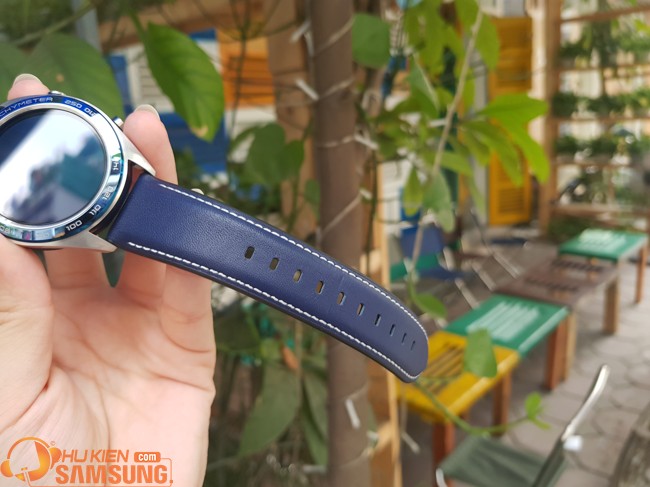 chi tiết đồng hồ huawei honor magic watch viền xanh gốm 