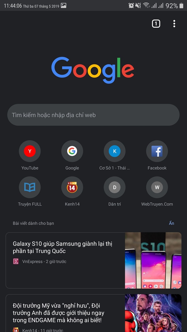 Dark Mode: Nếu bạn thường phải sử dụng máy tính vào ban đêm, chế độ Dark Mode sẽ giúp cho mắt của bạn được nghỉ ngơi hơn và tránh khỏi bị ám ảnh bởi độ sáng quá mức. Hơn nữa, màu đen trên nền trắng sẽ dễ dàng hợp với hầu hết các bố cục trang web, trở nên thoải mái hơn trong quá trình đọc và tìm kiếm thông tin.