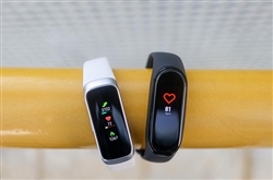 So sánh vòng đeo tay Samsung Galaxy Fit vs Xiaomi Mi Band 4